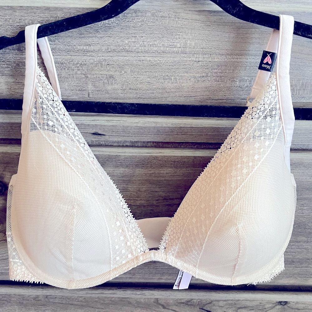 NWT Victoria’s Secret Plunge Bra  36DD